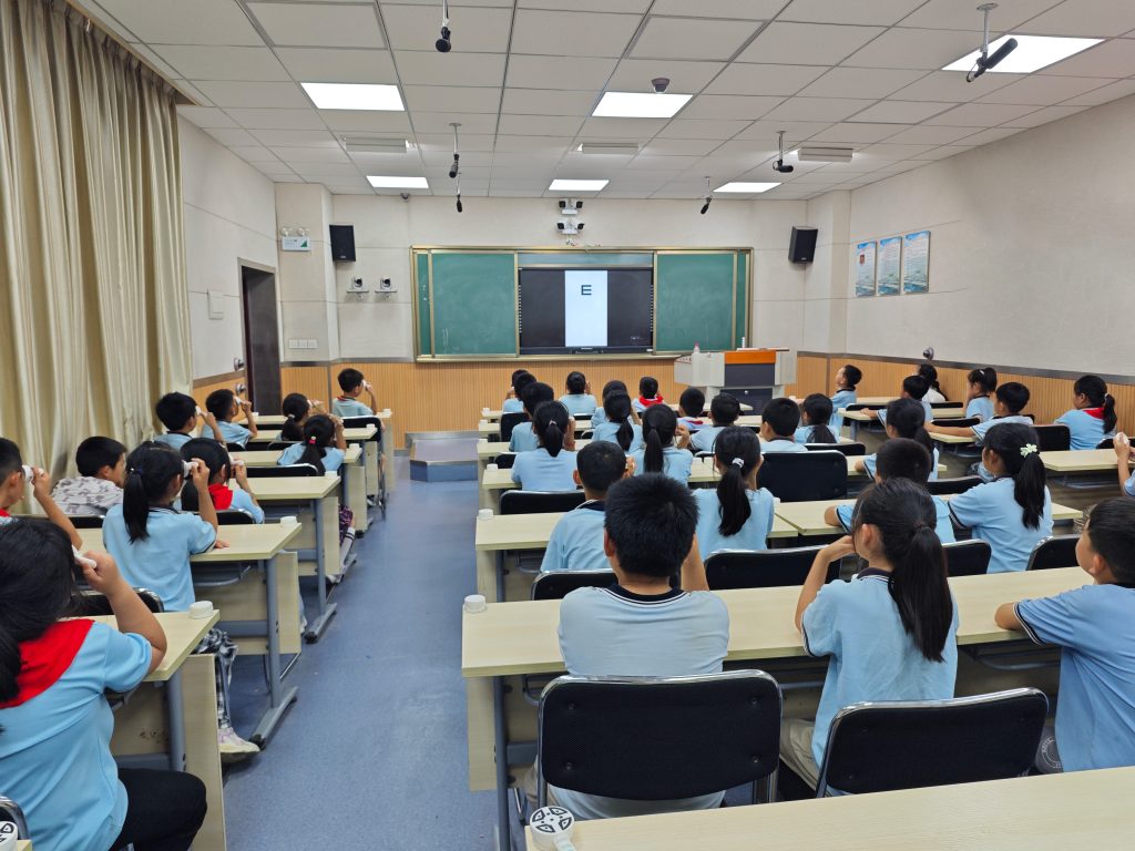安装启明同学校园AI近视防控系统的学生进行视力测训